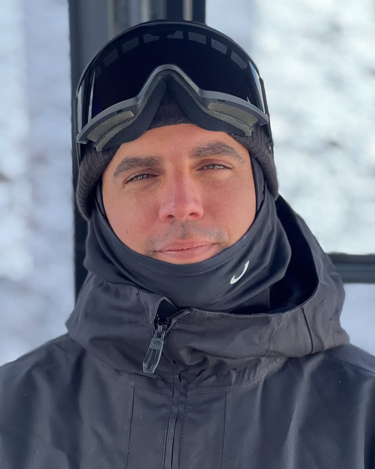 Pepe Vázquez, responsable de Snow Riders Academy, con ropa de nieve y las gafas subidas sobre el gorro