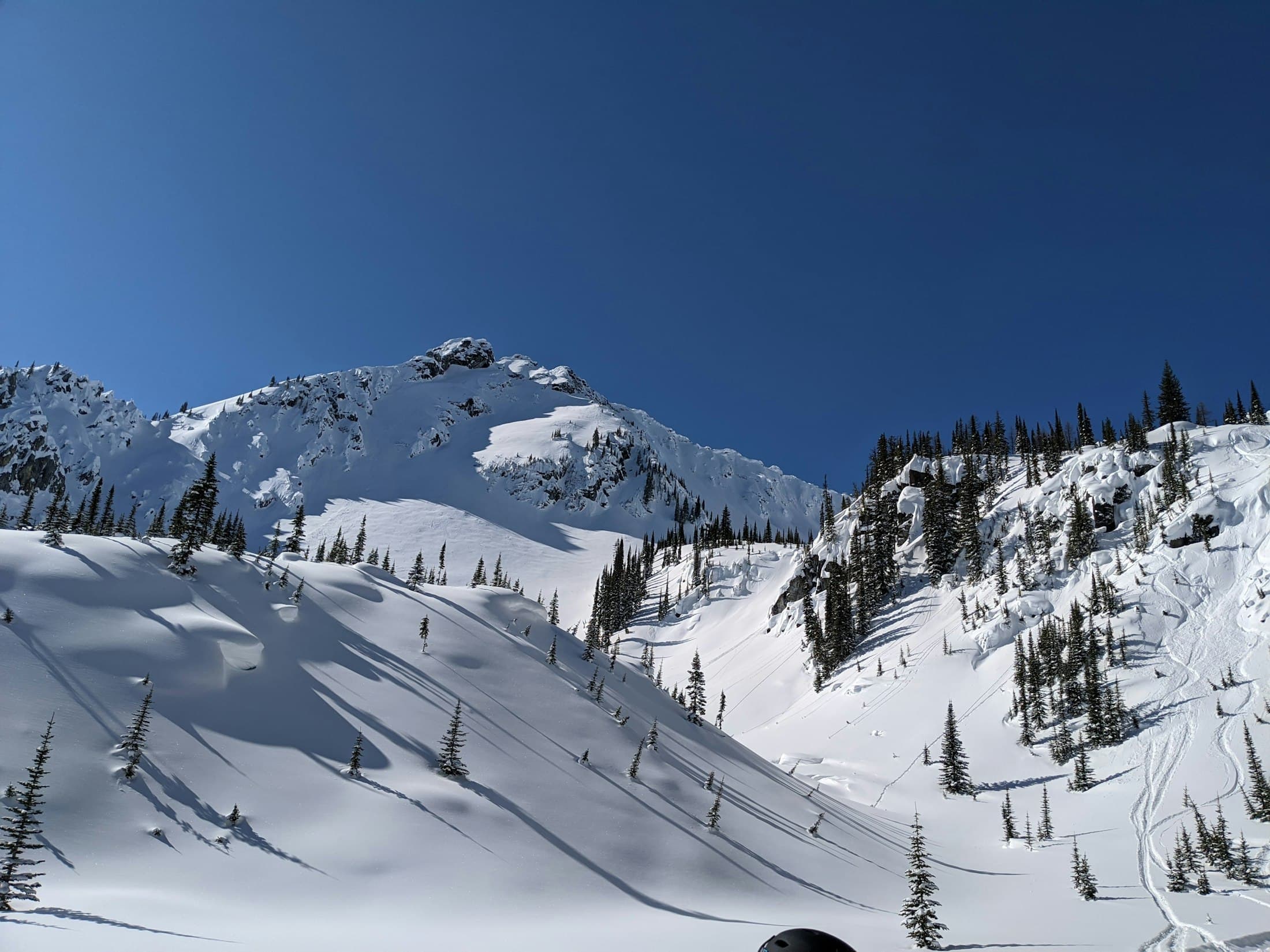 Vista de la montaña nevada desde una pista de esquí