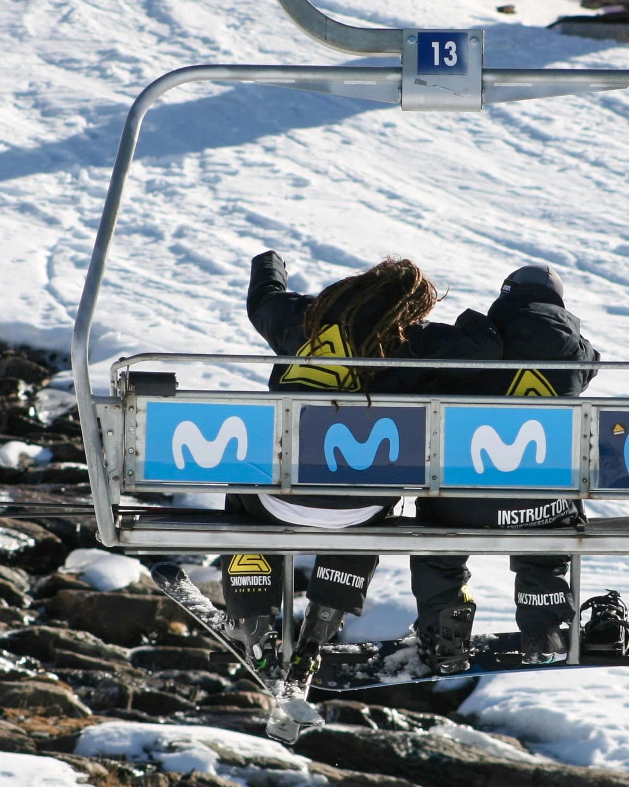 Dos monitores de Snow Riders Academy subiendo en telesilla en Sierra Nevada