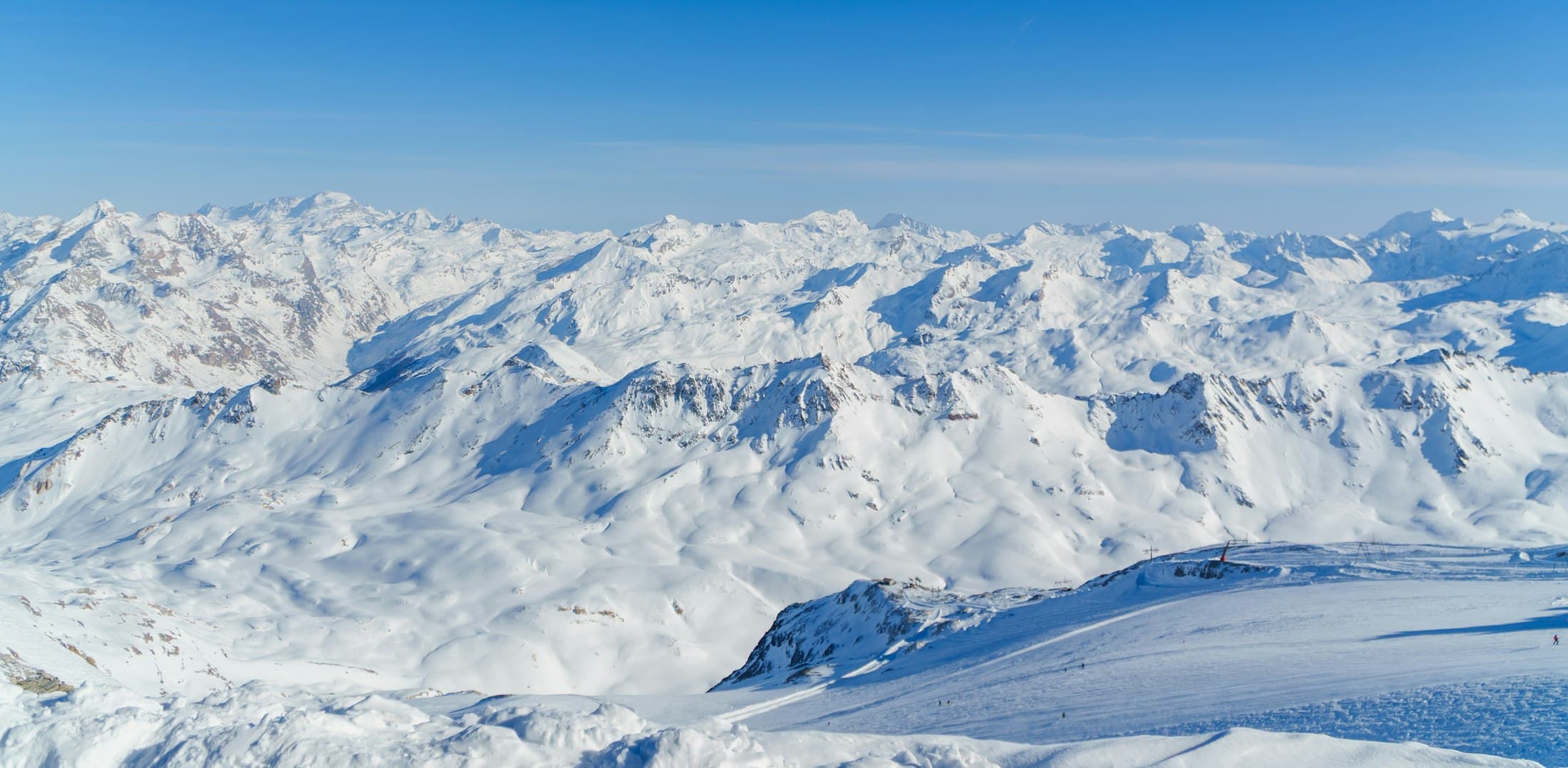 Panorámica de terreno de montaña nevado en Sierra Nevada
